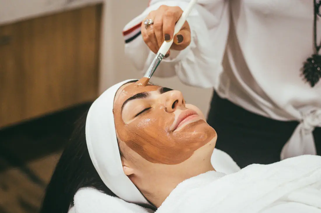Aplicação de máscara facial com pincel